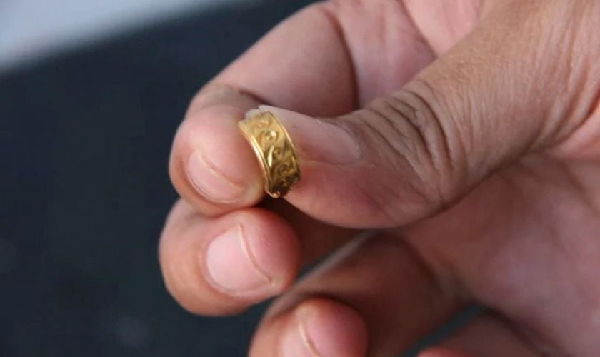 Kiểm tra độ mềm của vàng Tây