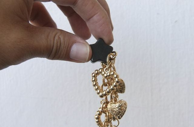 Nhận biết vàng thật bằng cách đưa nam châm lại gần món trang sức vàng