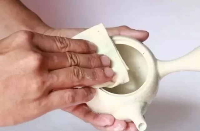 Chà xát mạnh trang sức vàng lên bề mặt gốm không tráng men để nhận biết vàng thật