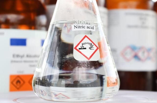 Sử dụng dung dịch nitric acid cũng là một cách phân biệt vàng thật và giả