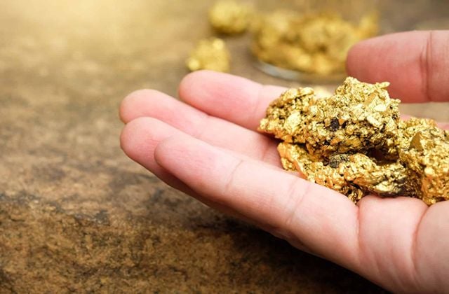 Quan sát dưới ánh sáng là phương pháp phân biệt vàng thật và vàng giả đơn giản, dễ thực hiện tại nhà