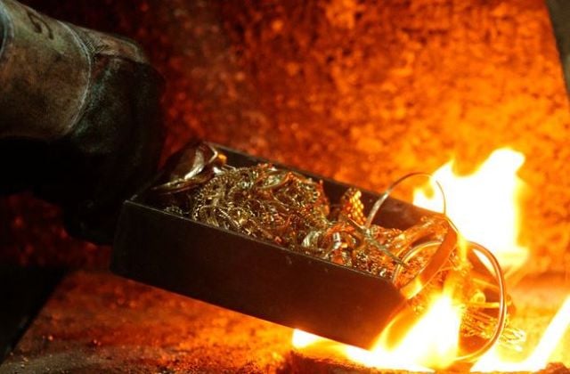 Vàng thật vẫn sẽ bị tan chảy khi thử bằng lửa nhưng chúng không để lại cặn như vàng giả