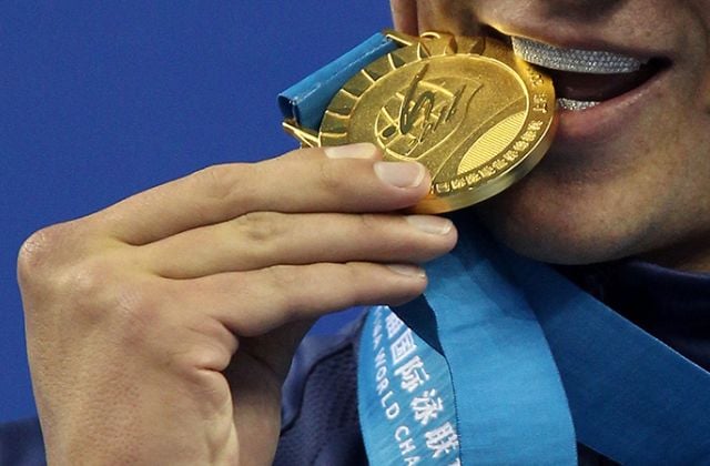 Vàng thật nguyên chất thường có độ mềm nên khi cắn mạnh sẽ để lại dấu răng