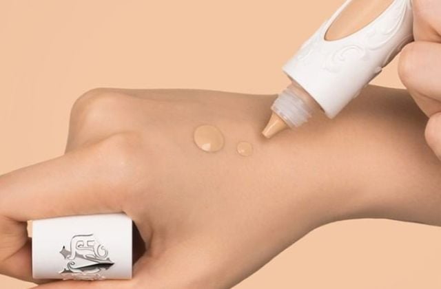 Phân biệt vàng thật và vàng giả bằng cách sử dụng kem nền