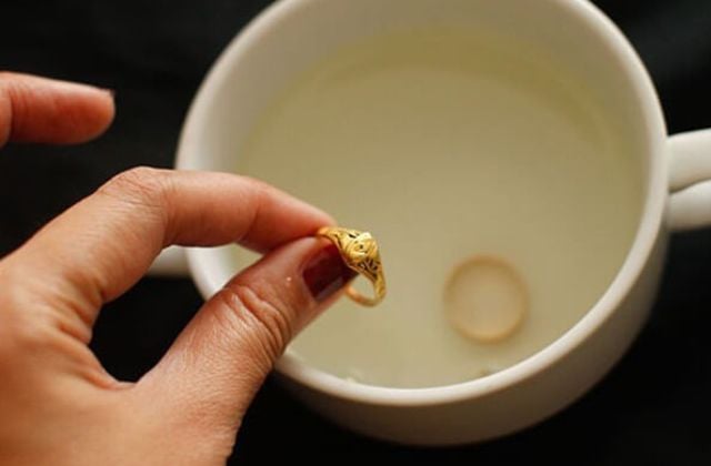Ngâm trang sức vàng vào giấm là cách nhận biết vàng thật tuy nhiên phương pháp này chỉ phù hợp với vàng nguyên chất (99.99%)