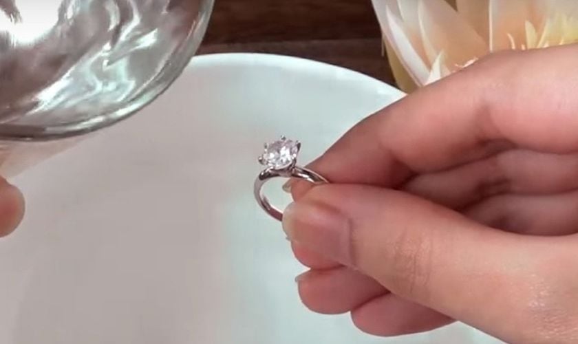 Dùng nước để nhận biết vàng trắng