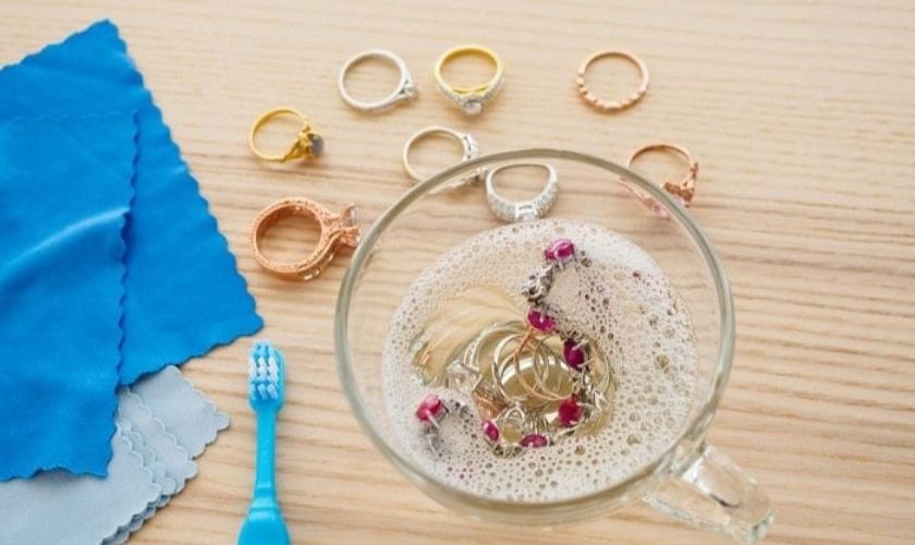 Dùng giấm để nhận biết vàng trắng