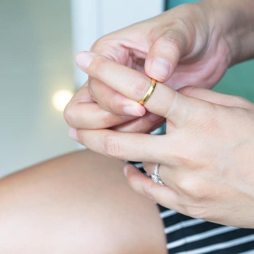 cach-thao-nhan-khi-tay-bi-sung-2 Dùng dầu ăn hoặc các chất bôi trơn khác để tháo nhẫn