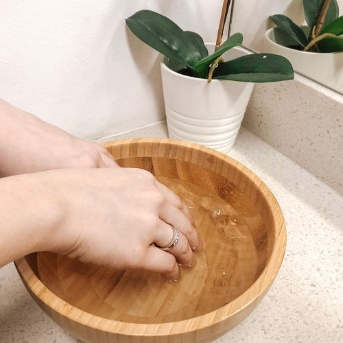 cach-thao-nhan-khi-tay-bi-sung-3 Giảm sưng bằng nước đá trước khi tháo nhẫn