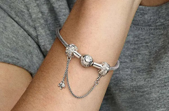 Vòng Charm: Ý Nghĩa Độc Đáo Cùng Các Loại Charm Phổ Biến Nhất 10 Charm xích thường bao gồm nhiều hạt charm được nối với nhau bằng các mắt xích