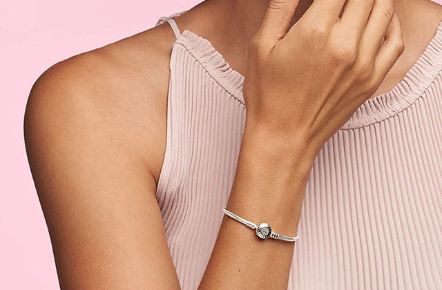 Vòng Charm: Ý Nghĩa Độc Đáo Cùng Các Loại Charm Phổ Biến Nhất 12 Vòng charm trơn có thiết kế đơn giản và tinh tế