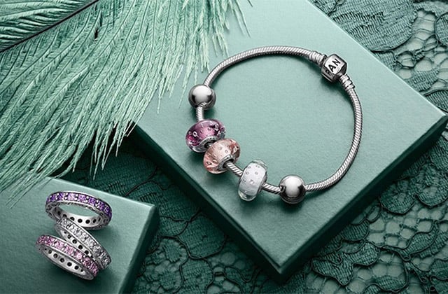 Vòng Charm: Ý Nghĩa Độc Đáo Cùng Các Loại Charm Phổ Biến Nhất 6 Charm dạng dẹt thường được làm từ đá quý thiên nhiên hoặc gỗ