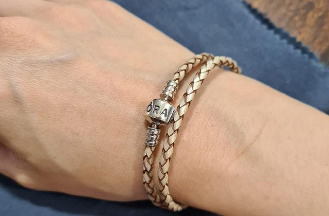 Vòng Charm: Ý Nghĩa Độc Đáo Cùng Các Loại Charm Phổ Biến Nhất 14 Vòng dây charm được làm từ dây da hoặc vải