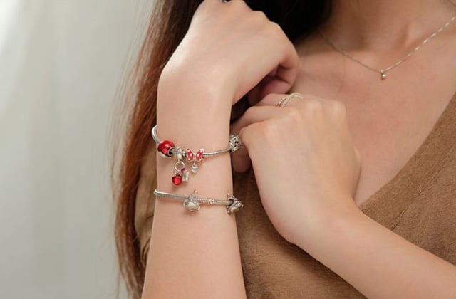 Vòng Charm: Ý Nghĩa Độc Đáo Cùng Các Loại Charm Phổ Biến Nhất 18 Vòng charm, hạt charm là những món quà ý nghĩa