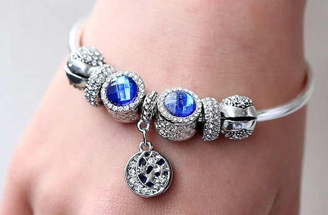 Vòng Charm: Ý Nghĩa Độc Đáo Cùng Các Loại Charm Phổ Biến Nhất 3 Charm là những hạt được chạm khắc tinh tế bằng nhiều chất liệu khác nhau