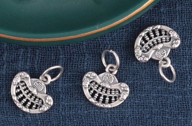 Vòng Charm: Ý Nghĩa Độc Đáo Cùng Các Loại Charm Phổ Biến Nhất 9 Charm treo thường có một móc hoặc khoen để dễ dàng gắn vào vòng