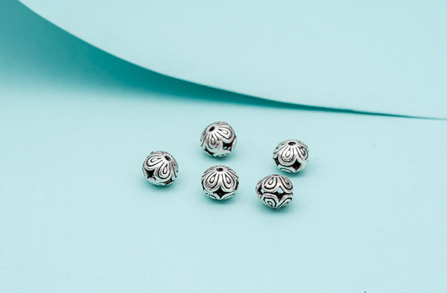 Vòng Charm: Ý Nghĩa Độc Đáo Cùng Các Loại Charm Phổ Biến Nhất 5 Charm tròn có thiết kế tinh xảo