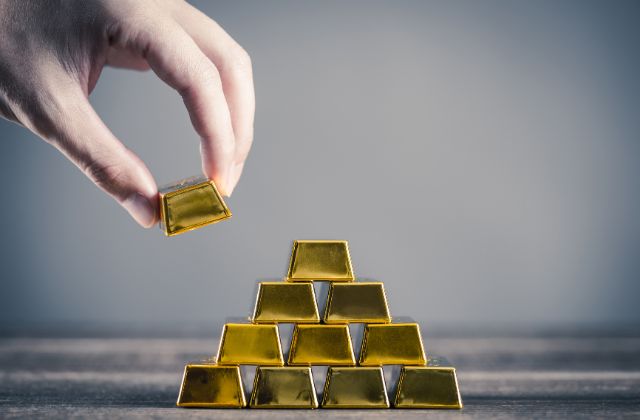 Nếu bạn có 100 triệu nên lựa chọn mua vàng hay gửi tiết kiệm