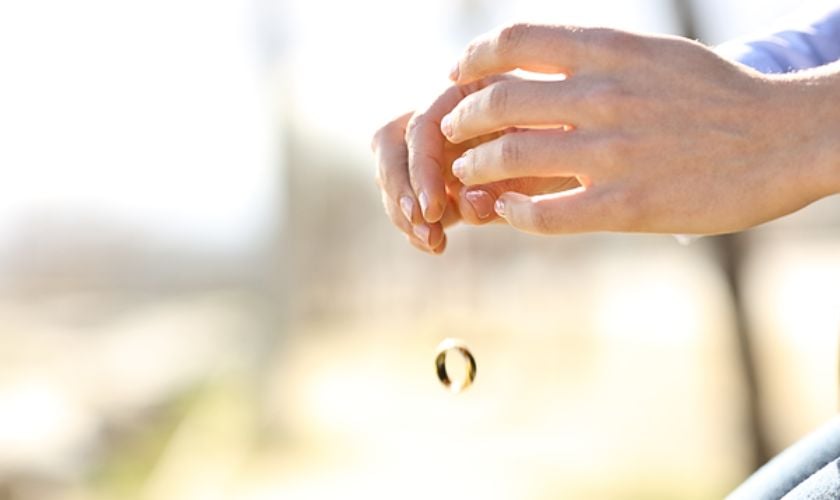 Một Trong Hai Người Đánh Rơi Nhẫn