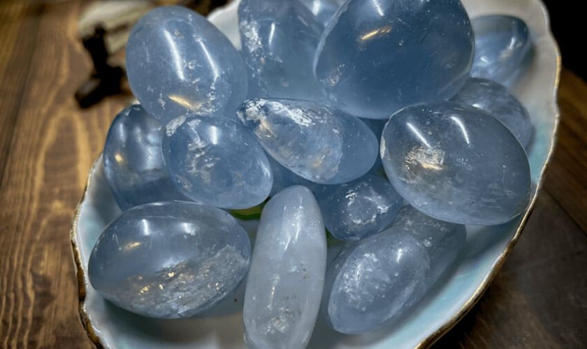 đá Celestine thuộc hành Thủy hợp với những người có mệnh Mộc và Thủy