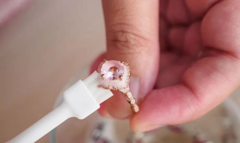 Cách làm sáng trang sức đá CZ đơn giản tại nhà