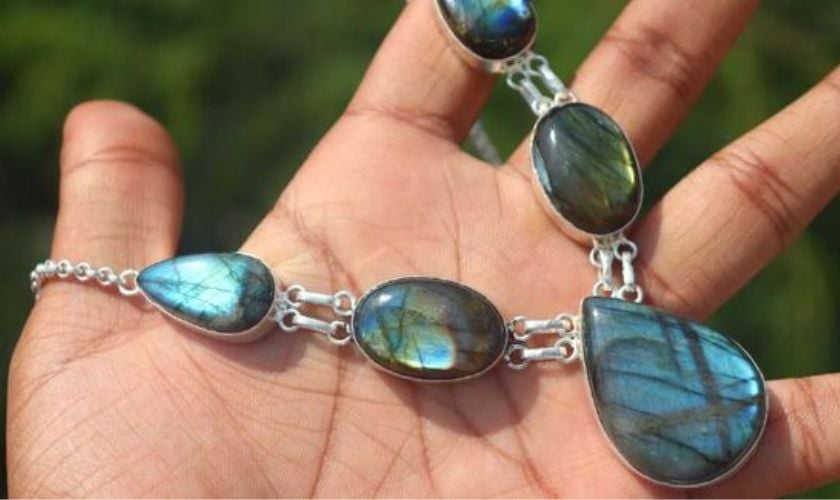 Ý nghĩa phong thủy và tâm linh của đá Hắc Nguyệt Quang