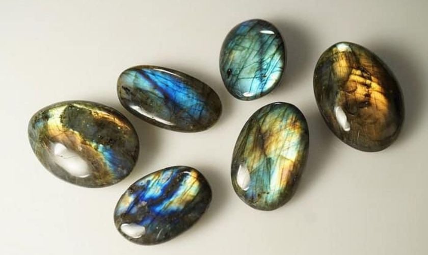 Đá Hắc Nguyệt Quang hợp với người mệnh Thủy và Mộc