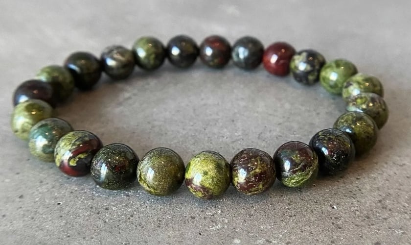 Đá huyết rồng hợp với người mệnh Mộc, Hỏa và Thổ