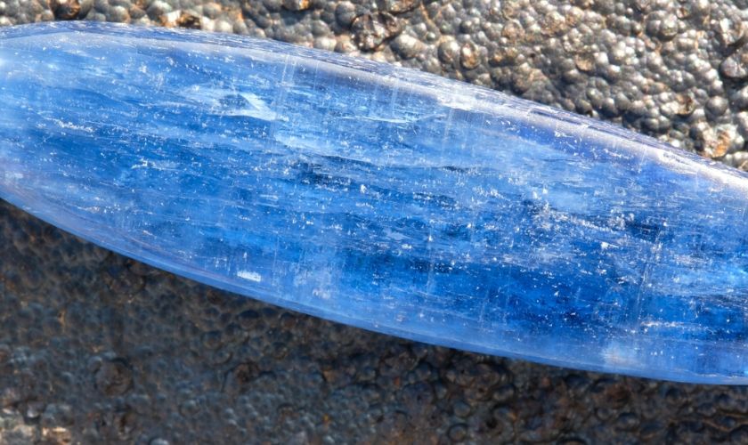 Đặc điểm của đá Kyanite