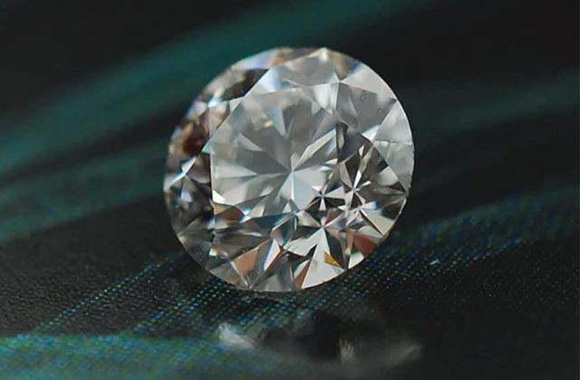 Viên Moissanite không chỉ thu hút bởi vẻ đẹp lấp lánh mà còn mang nhiều ý nghĩa