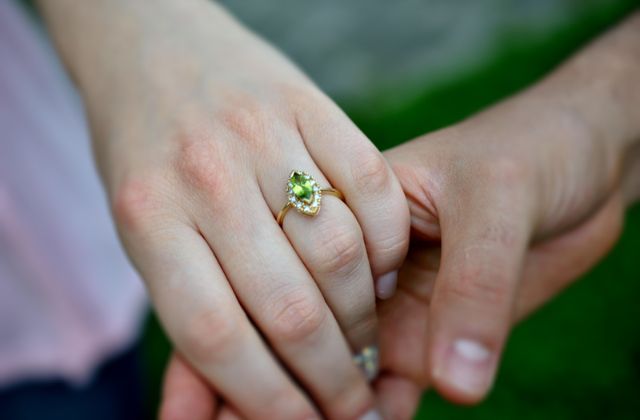 Đá Peridot là biểu trưng cho 16 năm ngày cưới