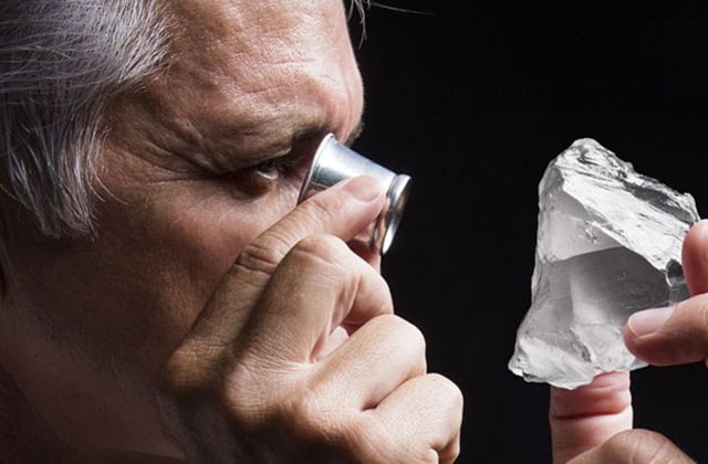 Nhờ các chuyên gia kiểm định để phân biệt được đá thật và giả