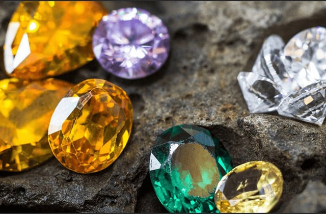 Độ bền của đá quý được đánh giá qua độ cứng, độ dai và khả năng chống chịu hoá học