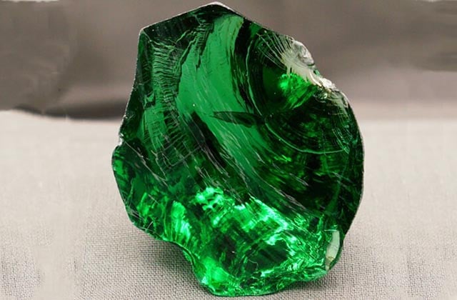 Đá Ngọc Lục Bảo có màu xanh lục quyến rũ