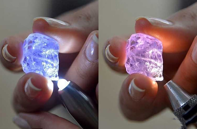 Dùng đèn pin chiếu vào viên đá Sapphire