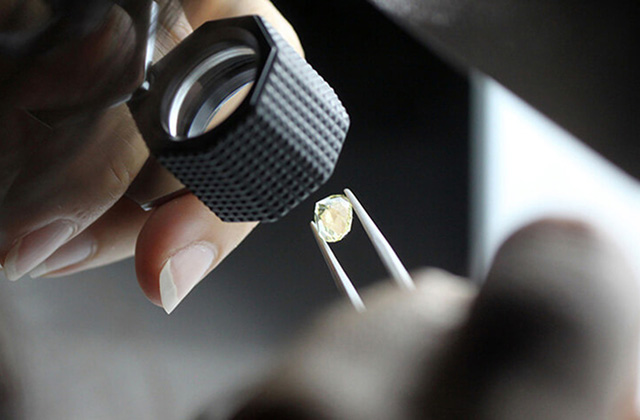 Quan sát đá Sapphire bằng kính lúp