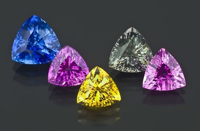Viên Sapphire có màu sắc càng đậm, càng rực rỡ và đồng nhất thì giá trị của viên đó càng cao