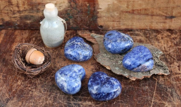 Đá Sodalite được xem là viên đá mang năng lượng tích cực