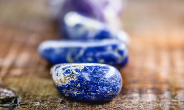 Vệ sinh và bảo quản đúng cách giúp Sodalite giữ màu xanh tự nhiên