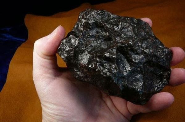 đá thiên thạch đen