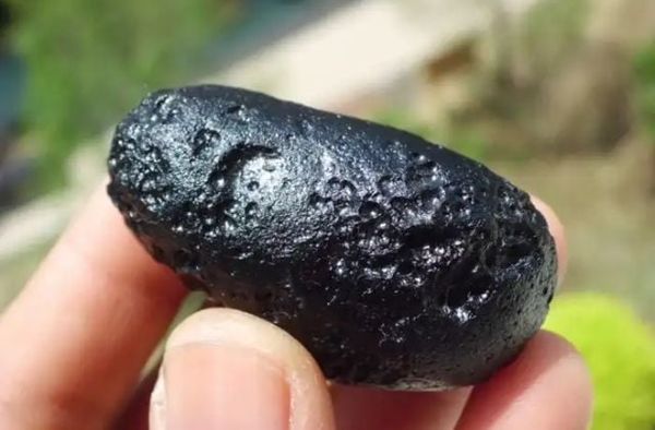đá thiên thạch đen