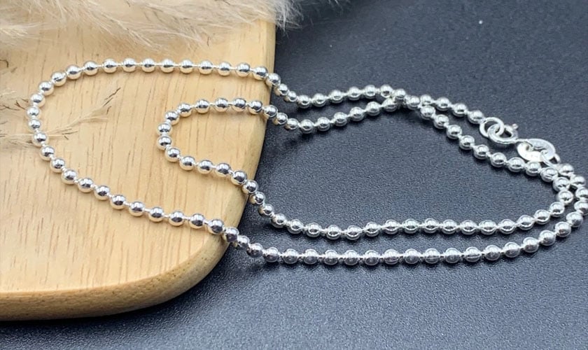 Nên chọn dây chuyền bi trắng cho từng sự kiện