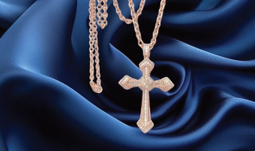 Mặt dây chuyền vàng hồng nam hình thập giá mạnh mẽ