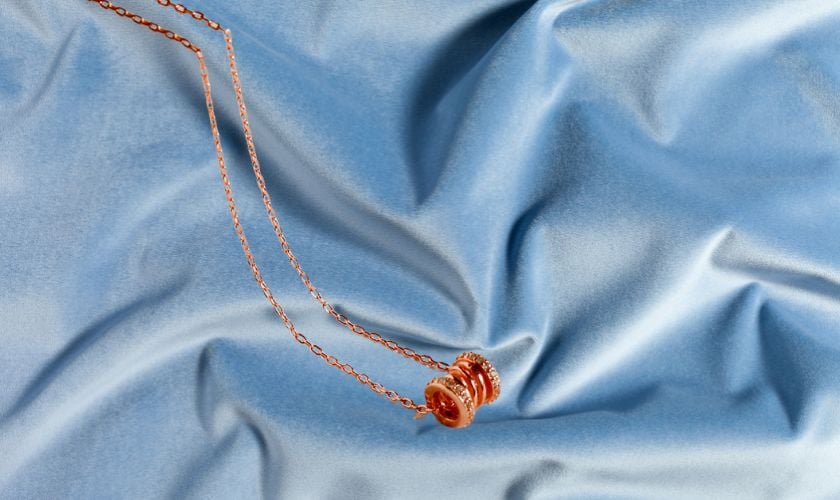 Chiếc dây chuyền thiết kế hình lò xo, chất liệu vàng hồng 18K