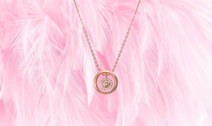 Mẫu dây chuyền với thiết kế hình tròn từ vàng hồng và đính đá quý
