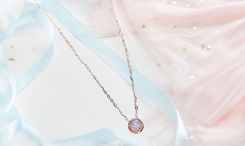 Vòng cổ vàng hồng 750 với mặt dây đính đá Moissanite tinh tế