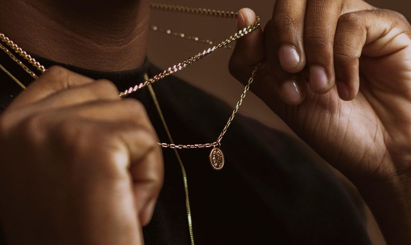 Cách chọn dây chuyền vàng Ý nam phù hợp