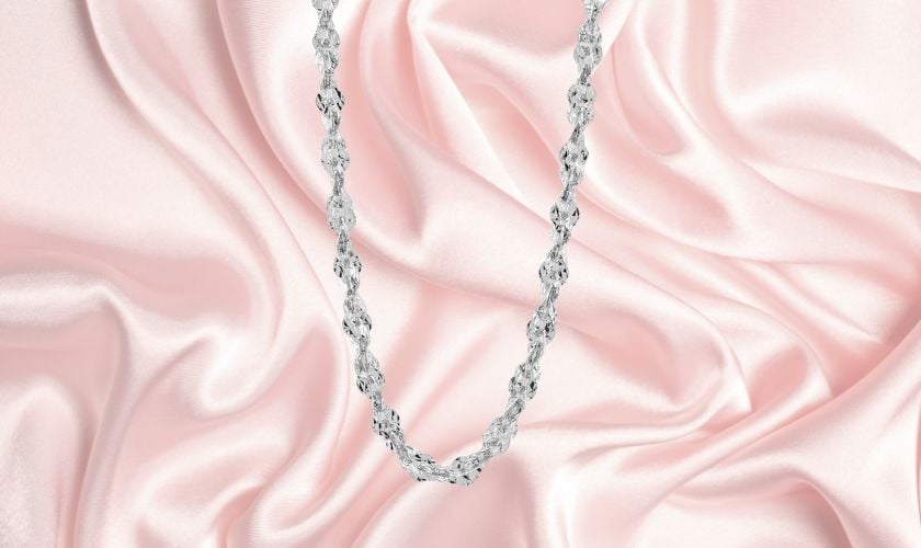 Trang sức dây chuyền cho quý bà với thiết kế xoắn độc đáo