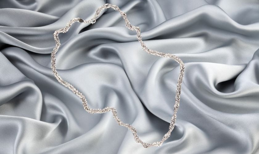 Mẫu vòng cổ xoắn vàng trắng chất liệu bền bỉ, sang trọng