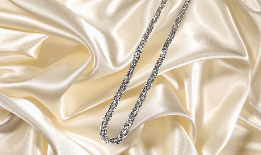 Dây chuyền xoắn vuông có thiết kế độc lạ, cá tính